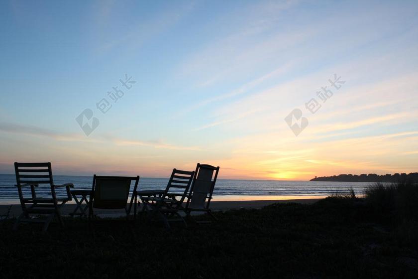 自然放松夕阳下的躺椅背景图片