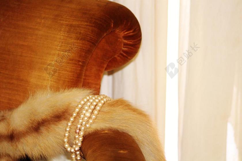 珍珠项链 皮草披肩 采购产品围巾 椅子 珠宝 豪华 有价值的