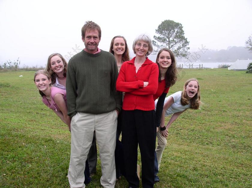 绿色拍照团圆全家福亲情和睦开心背景图片