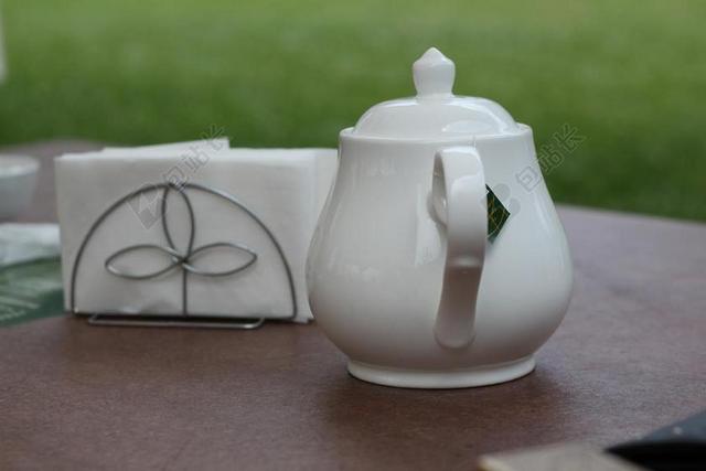 白色餐饮纹理白色茶壶和纸巾背景图片