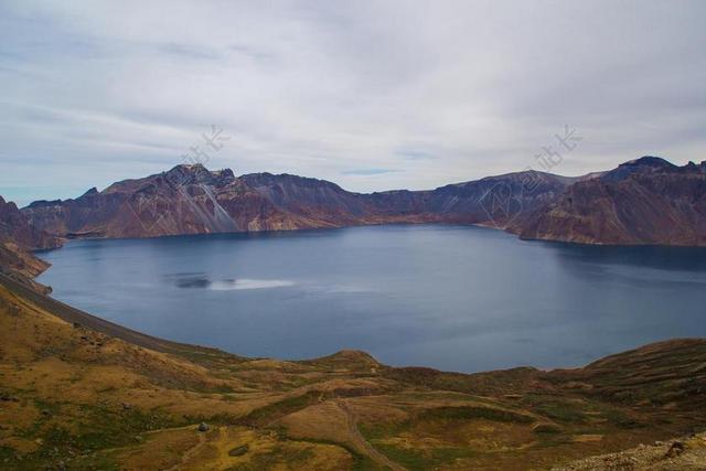 自然风景群山中的湖泊背景图片