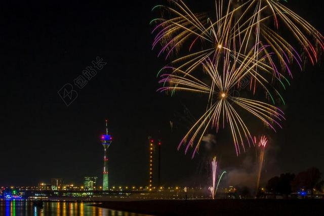 美丽的城市夜晚灯光烟火热闹气氛背景图片