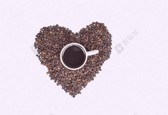 黑白爱心咖啡豆上面一杯咖啡浪漫婚礼情侣背景图片