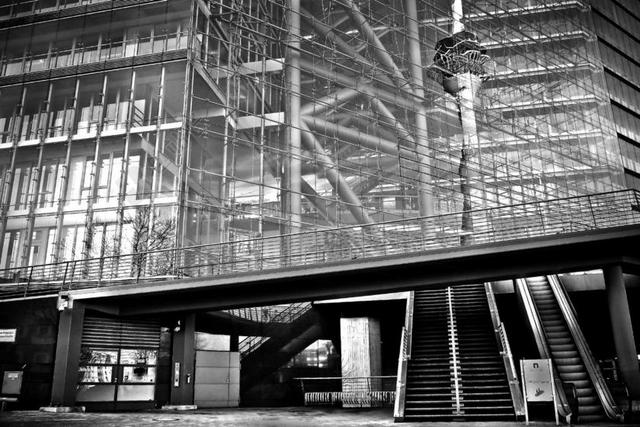 黑白建筑现代空旷的天桥背景图片