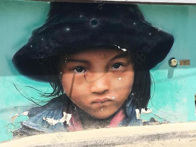 人肖像不高兴的女孩背景图片