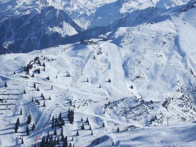 滑雪 太阳 雪 梦幻的一天 冬天 阳光 冬季运动 山 高山