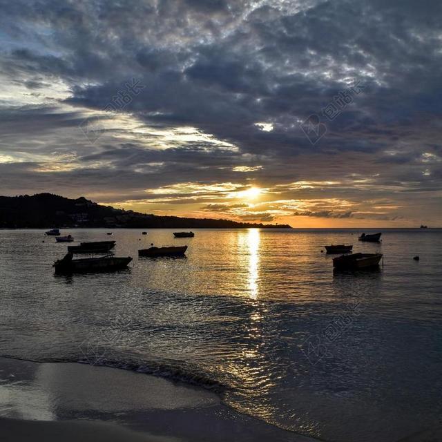 旅游唯美夕阳下海上航行背景图片