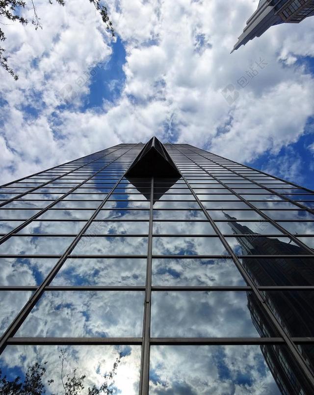 建筑现代高楼玻璃外墙上的倒影背景图片