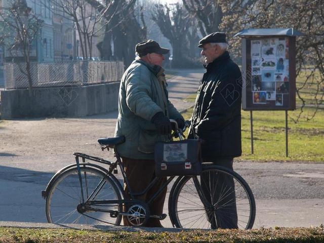 人们谈谈话男子老人街边背景图片