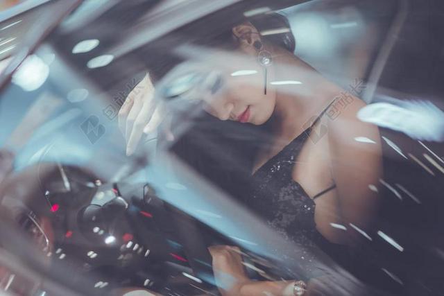 女人在车里 美 女孩 时尚 时尚的女孩 女子 年轻 女性