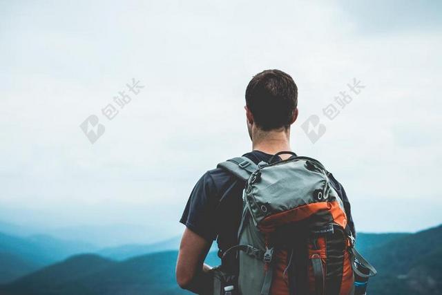 人背包的男性探险者背景图片