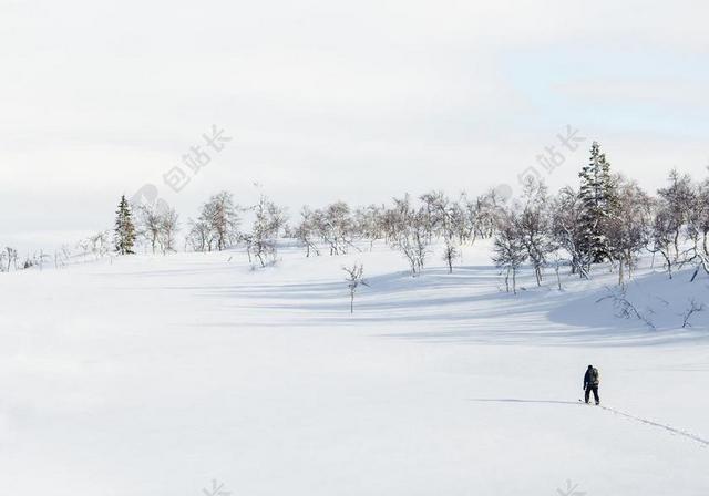 旅游清新雪地徒步背景图片