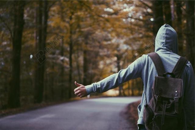 搭便车 拇指 卫衣 背包 家伙 男子 人 路