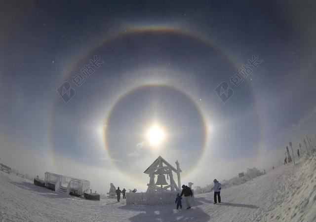 自然北极白天太阳的光晕背景图片
