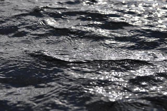 黑色湖水光照波浪起伏背景图片