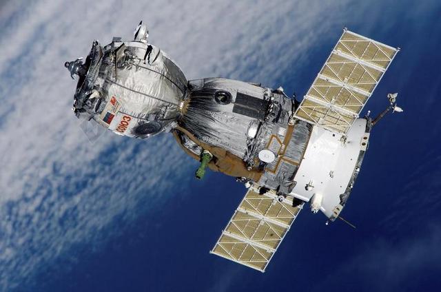 宇宙特写太空里的空间站背景图片