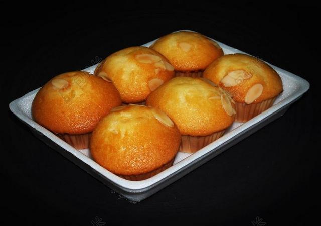 黄色蛋糕餐饮烘焙蛋糕点心背景图片