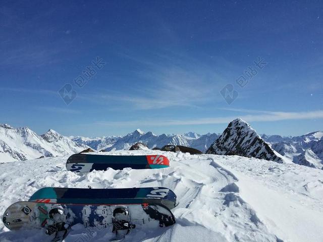 白色冰川雪地滑板车滑雪背景图片