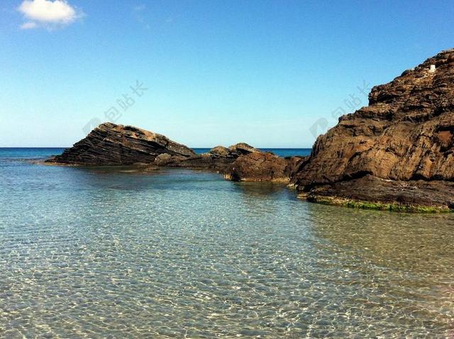 梅诺卡 地中海 海岸 陡崖 大海里的石头 蓝色 天空 云