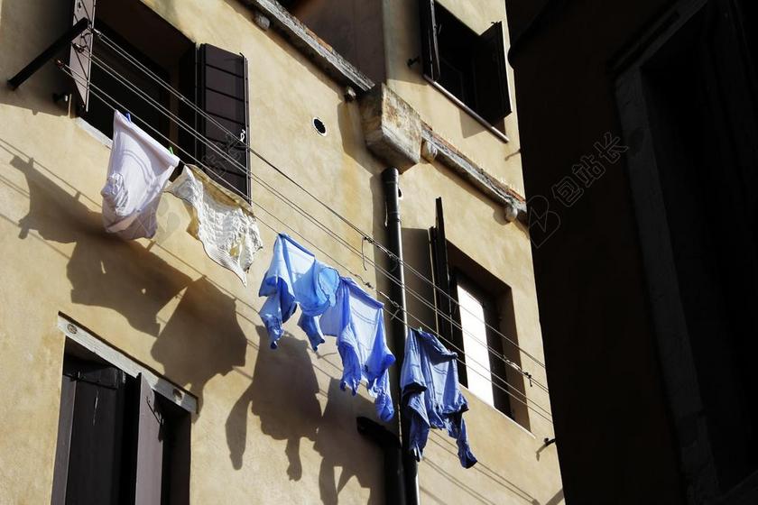 古老破损建筑晾晒衣服背景图片