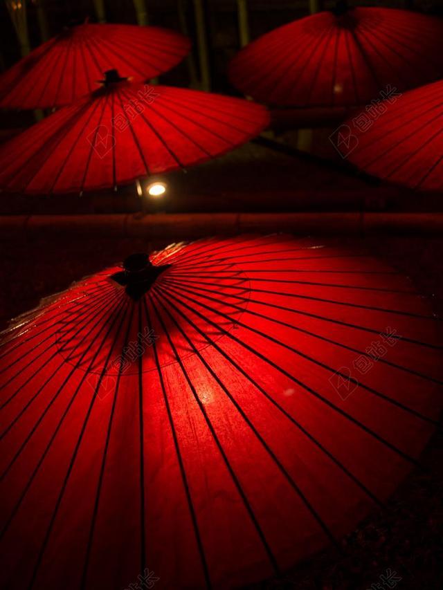 物品红色的雨伞背景图片