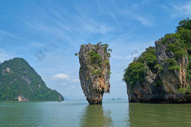 自然景观倒立的水上奇石背景图片