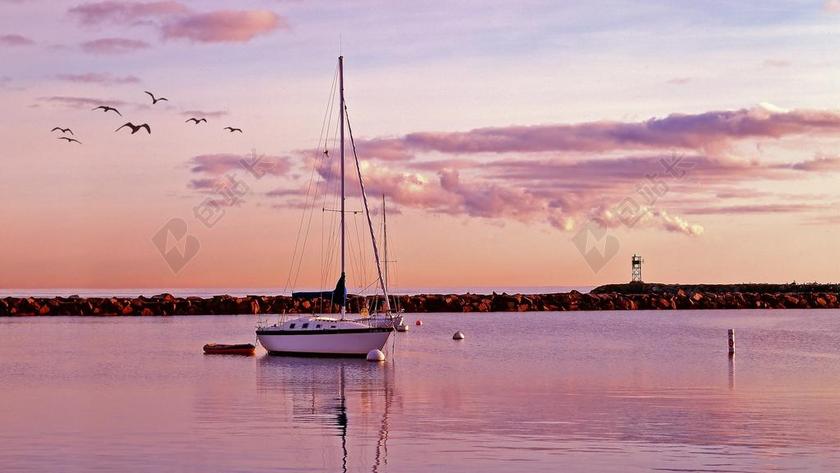 傍晚海边旅游度假船只倒影背景图片