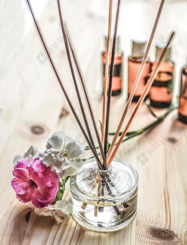 彩色植物清新文艺桌子上的鲜花和装饰品鲜花绿植背景图片