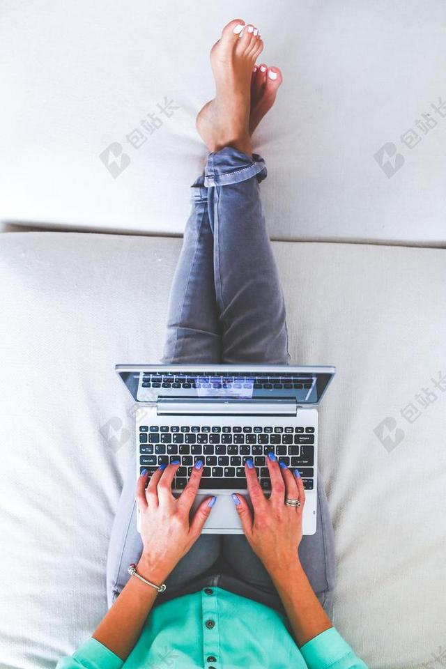 女孩笔记本电脑上网聊天居家背景图片