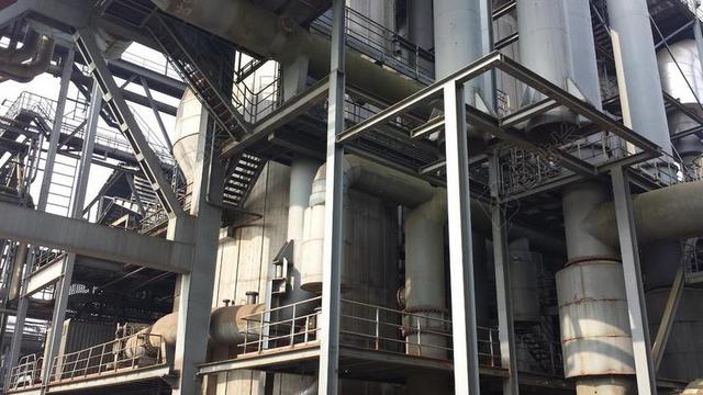 工业工厂里的巨大管道背景图片
