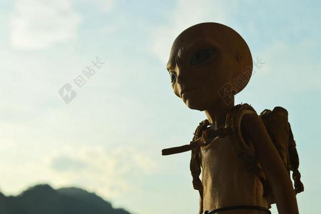 白色广告写实外星人背包夏季背景图片