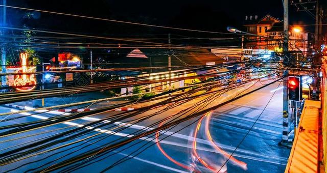 路灯 交界处 夜 霓虹灯 灯 城市 运输 街 车 路口