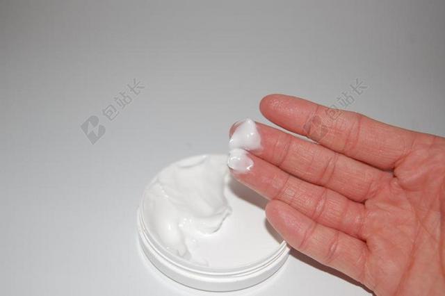 化妆白色的乳霜的手背景图片
