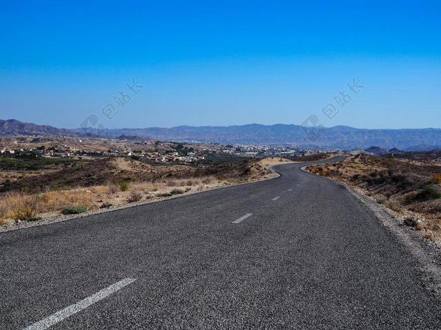 交通景观荒漠中的公路背景图片