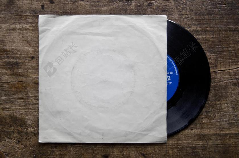 物品复古白色包装里的黑色唱片背景图片