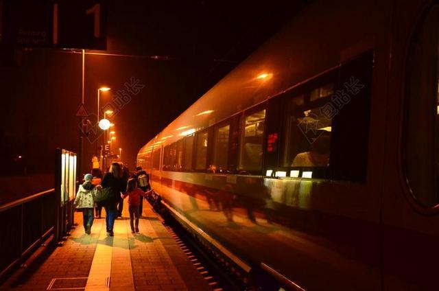 夜 火车站 灯 照明 火车 旅行 晚了 黑 抵达 平台