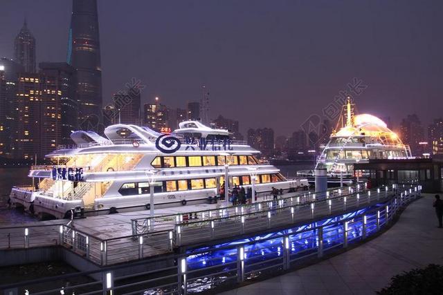 船舶夜景码头的豪华游轮背景图片