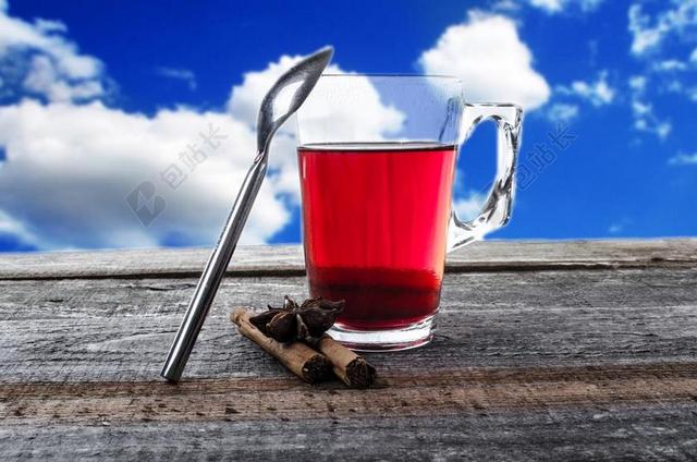 蓝天白云茶杯木桌背景图片