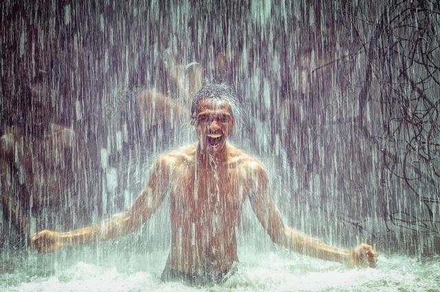 黑人男子下雨在雨中的图片