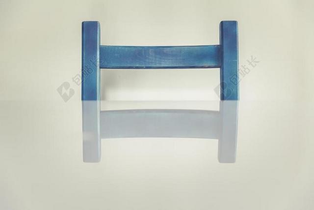 物品特写蓝色的椅子和桌面的倒影背景图片
