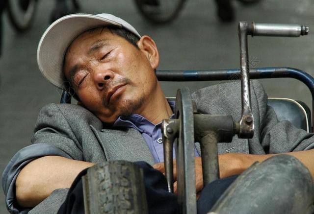 男子 睡眠 中国 自行车 街 人
