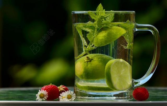 食物玻璃杯中的青柠水背景图片