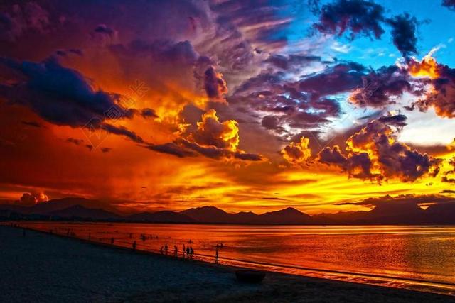自然傍晚金色的夕阳背景图片
