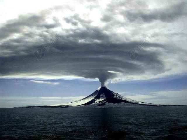 自然景观天边喷发的火山背景图片