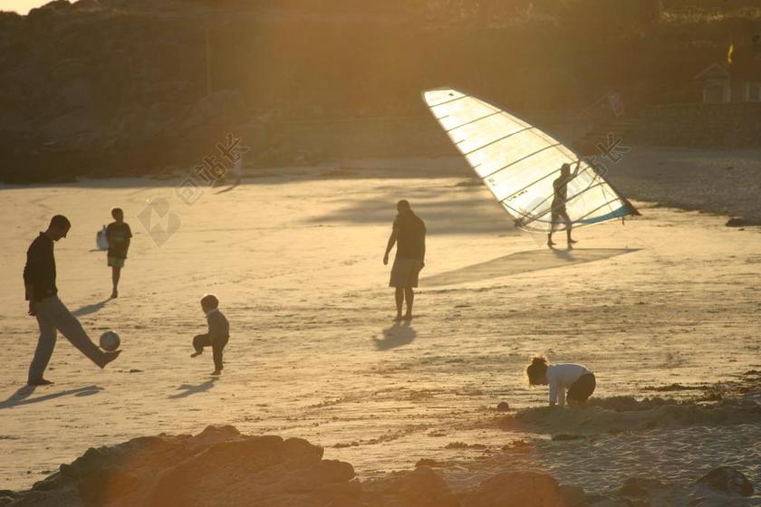 海滩 沙滩游戏 旅游 儿童 家庭 在沙滩上的家庭 夏季 晚上