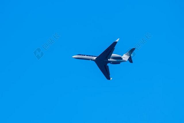 蓝天航空飞机飞行空中背景图片