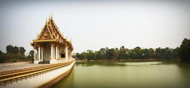 建筑景观河面上的金色寺庙背景图片