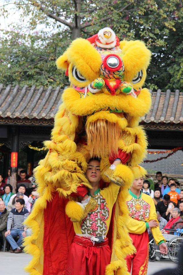 人物喜庆街头舞狮的男人背景图片