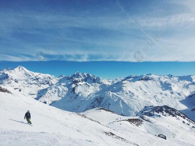 蓝白壮观在白雪皑皑的山脉上滑雪户外雪山背景图片