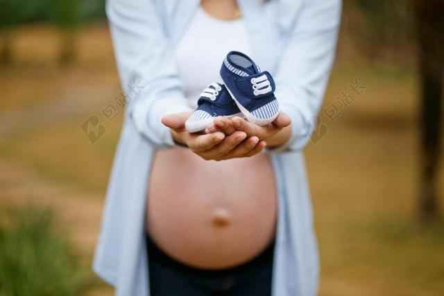 白色孕婴甜蜜怀孕的女人公园背景图片